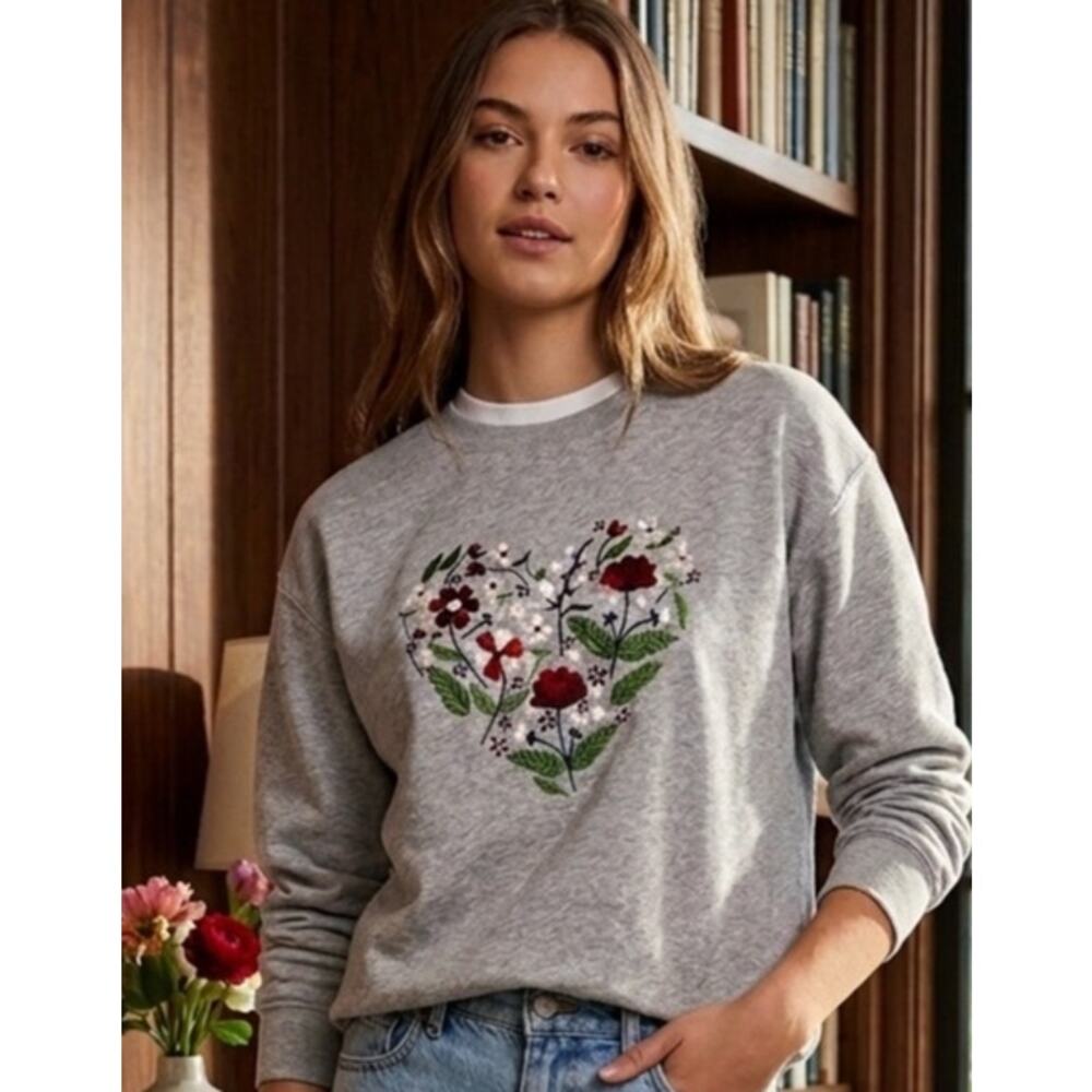Grandmacore Embroidered Gray Crewneck Sweatshirt with Floral Heart Design
